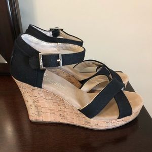 Tom’s Strappy Wedge in Canvas Black